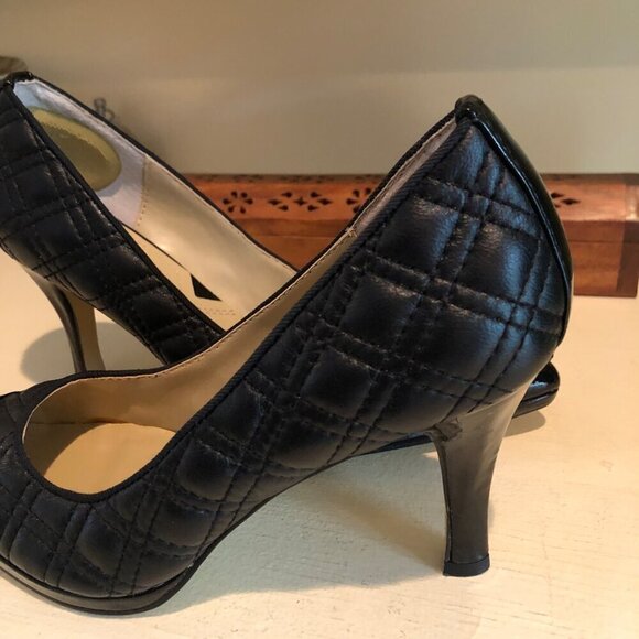 Women's Adrienne Vittadini Shoes Jantine Black Quilted Leather Heels Size 6M - Picture 2 of 12